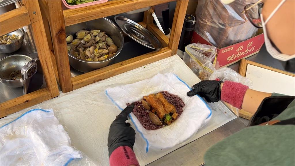 食材採健康黑米、環保包裝 竹科旁文青風格飯糰攤車吸睛