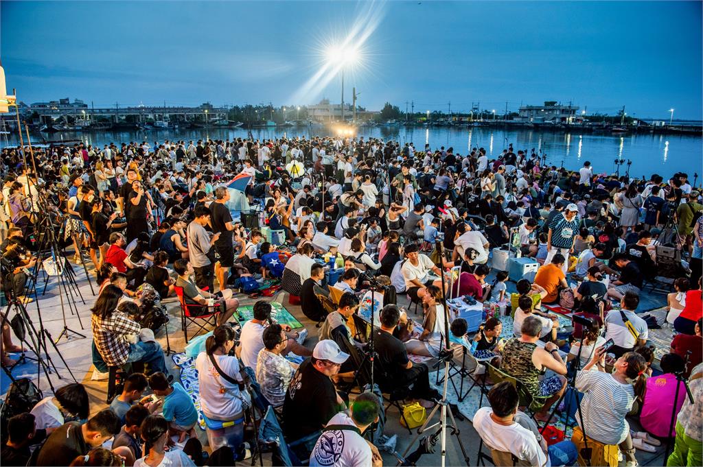 東石海之夏壓軸煙火秀登場，單日破7萬人次湧入碼頭看煙火