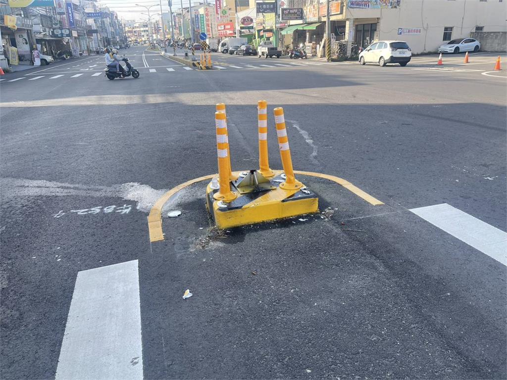 最悲情庇護島!彰南路庇護島迎第十撞 反光桿包圍也無效