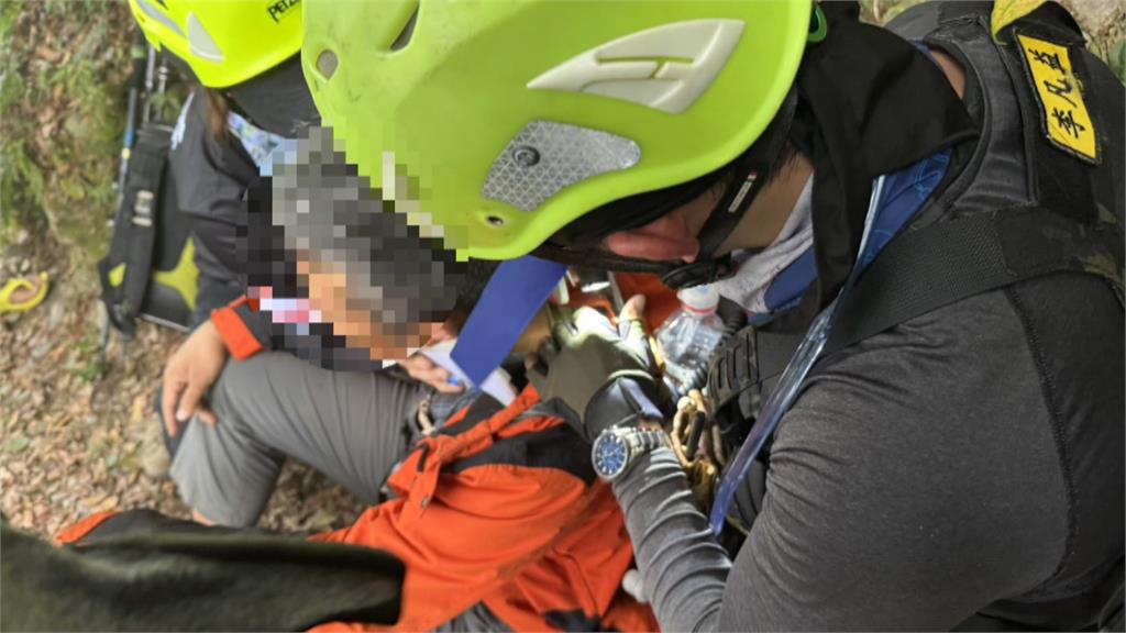 台南將軍漁港轎車落海 海巡人員急忙跳下水救人