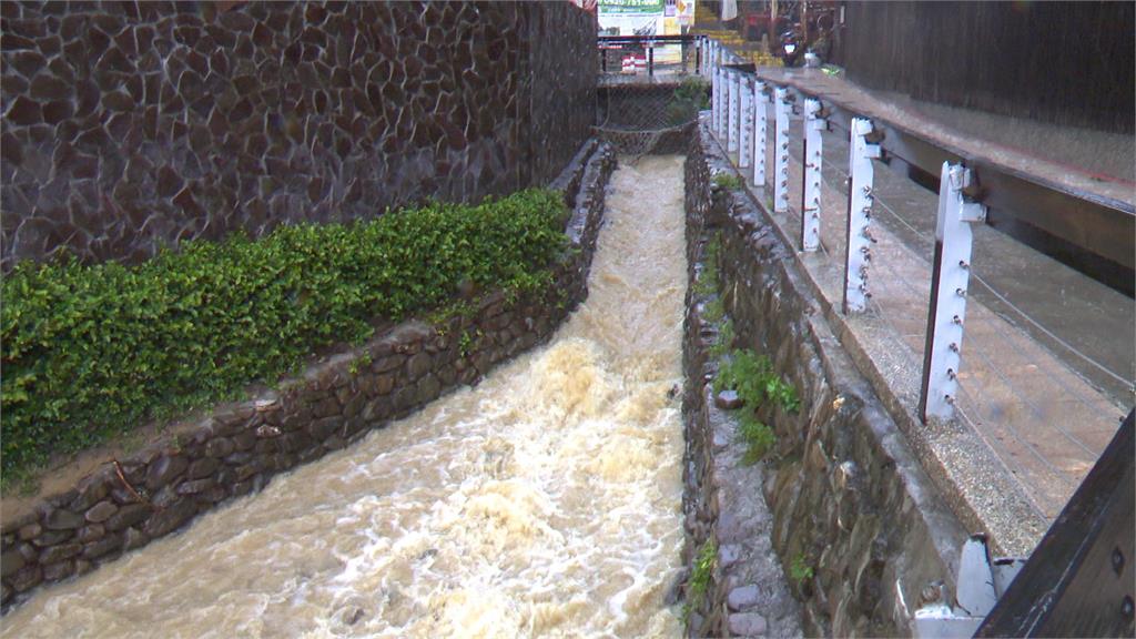 高雄鼓山美術館豪宅區淹大水！　整片「土黃泥流」損失慘重