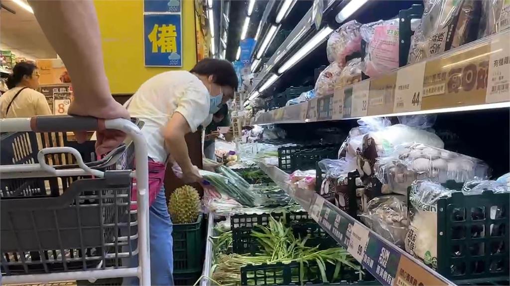颱風逼近掀搶菜潮！　　葉菜率先喊漲　賣場蔬菜貨架空一半
