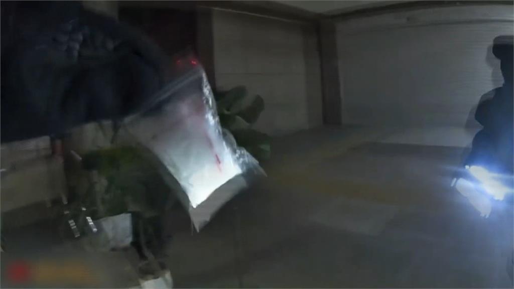 蘆洲警忙翻！同一地2刑案　揪3男2女車藏槍毒「開毒趴」
