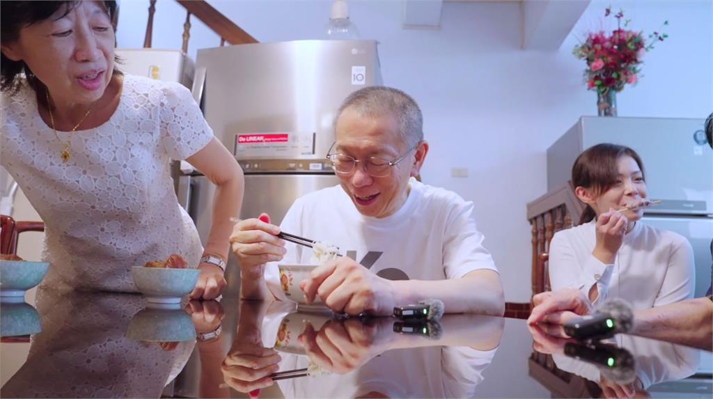 這次沒回頭！柯文哲回新竹老家　柯媽媽準備火爐去霉氣