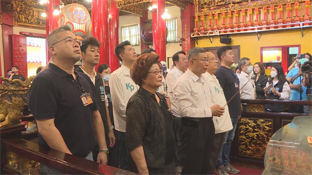 柯文哲南下高雄玉皇宮參拜 點光明燈積極爭取支持