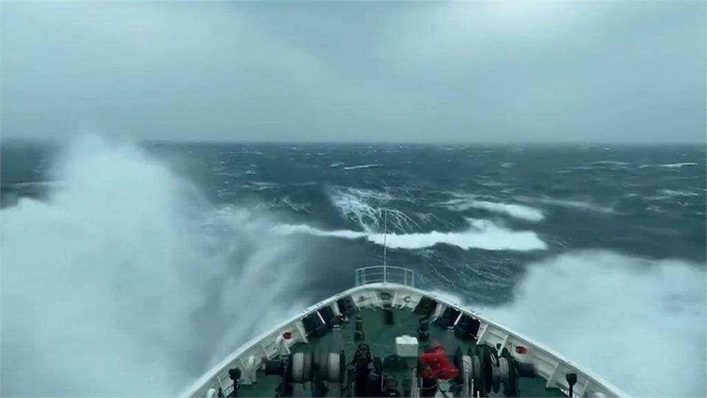 屏東籍漁船東沙島外海失去動力　強風巨浪！海巡歷時５天拖行救回