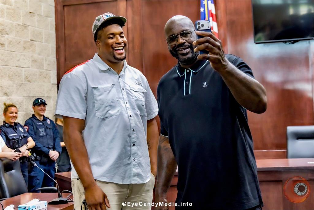 NBA(影)／身高221公分巨漢不打籃球堅持當警察！名人堂傳奇「俠客」資助他圓夢