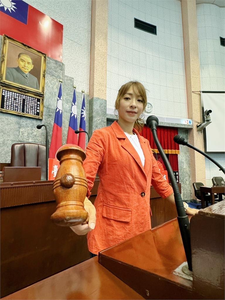 行腳節目主持人轉戰政治圈!段慧琳拿大聲公「掃街拜票」