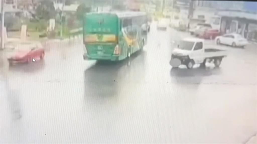 車內沒人!　小貨車猛撞埔里餐廳 2人傷 