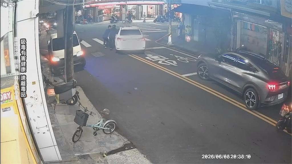 毒駕氾濫！　南投轎車「警局旁自撞」　彰化民眾「肉身擋毒駕」