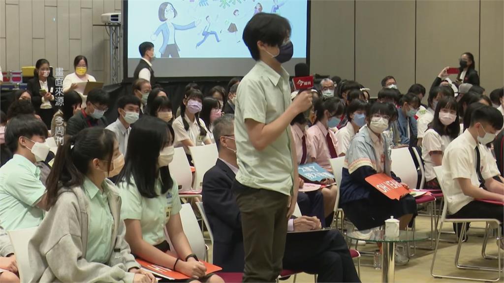 高中生對談吐露憂中威脅　蔡總統：台灣能挺過
