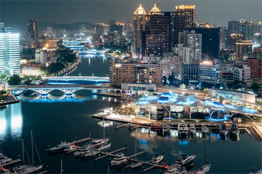 快新聞/好美!為TWICE應援「歡迎子瑜回家開唱」 高雄7大地標今晚點燈