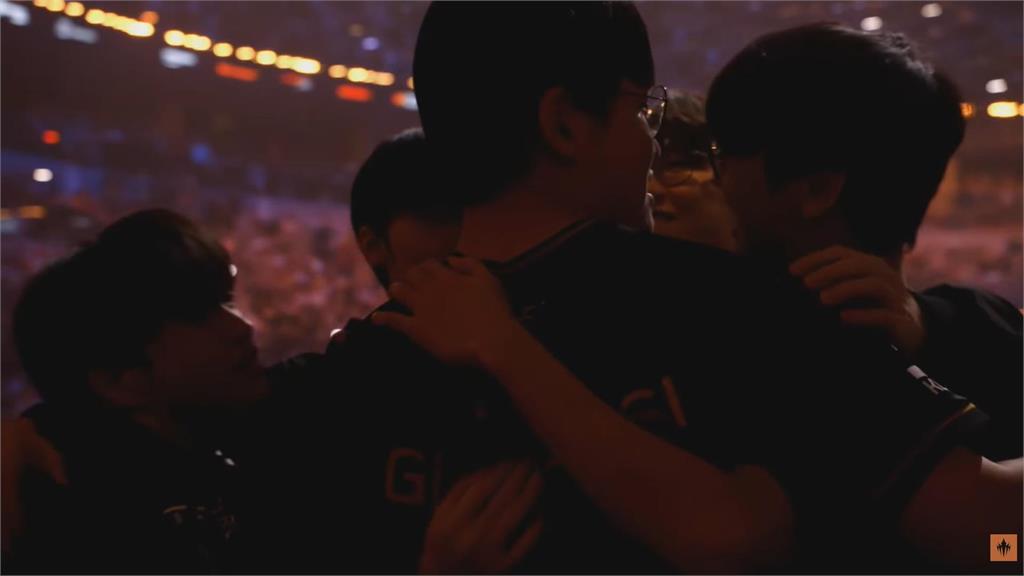 LOL世界賽快訊(影／最高的山最長的河！Faker第6冠到手　T1三連霸王朝誕生