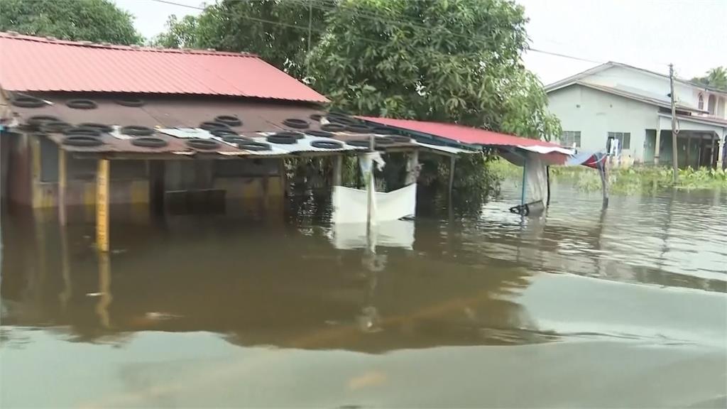 東南亞暴雨成災摧毀家園 馬來西亞5天下半年降雨量