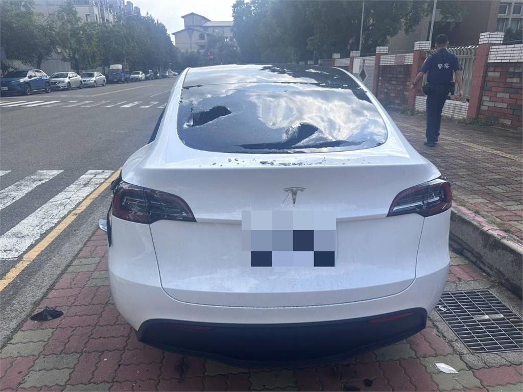 台中北屯區校園驚魂! 兩惡煞狂砸車火速遭逮