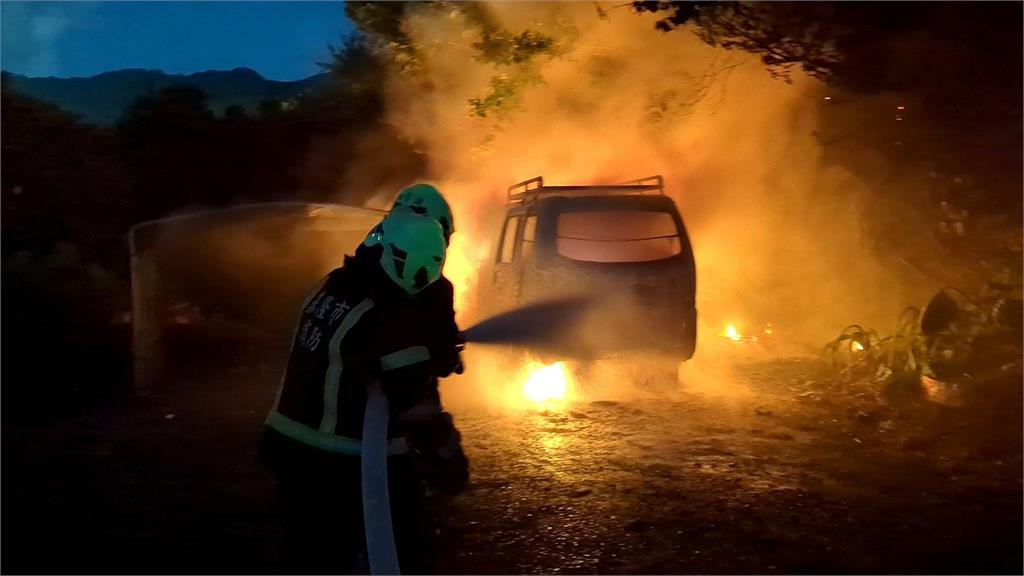 車主於車內點蚊香... 麵包車"整車起火"車輛全毀