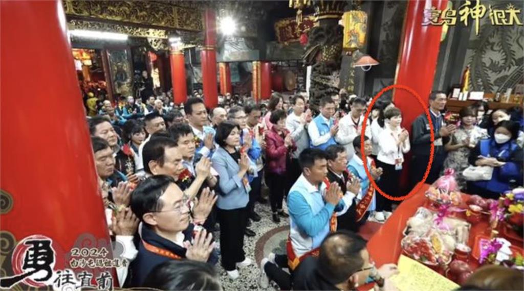 2大咖闖「白沙屯媽祖起駕」直播!她虔誠祈福「保庇天后」曝第一次摸