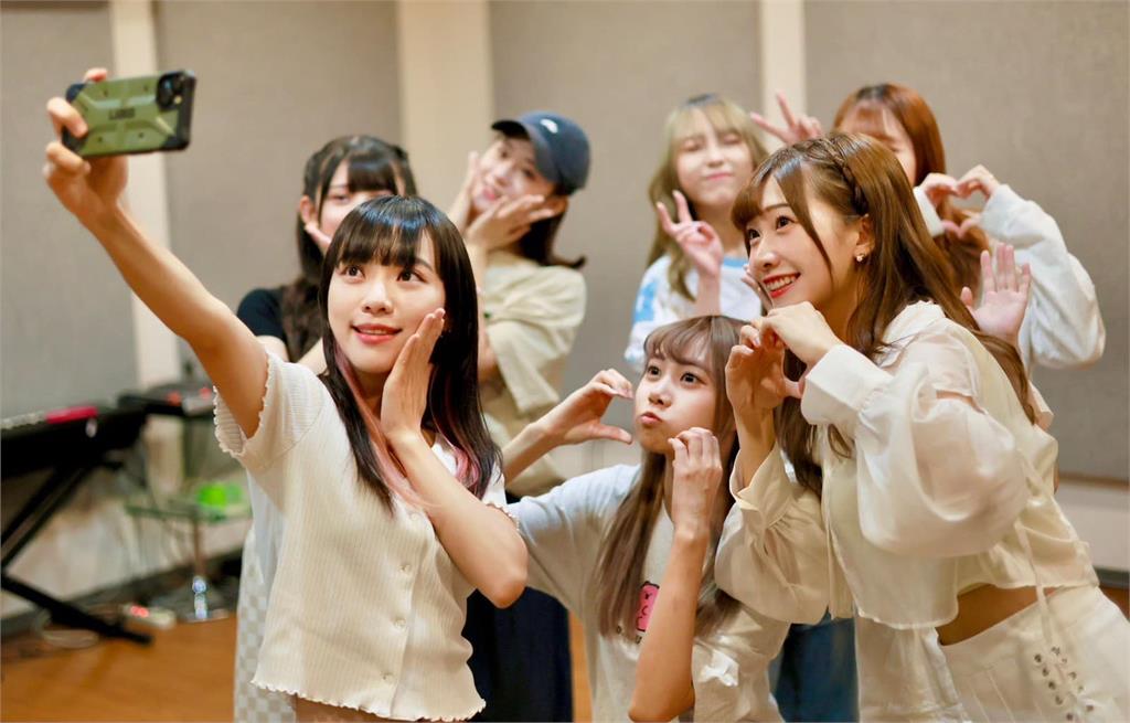 黃捷組隊「AKB48 Team TP」大跳熱舞！曬超甜自拍照羞喊：敬請期待
