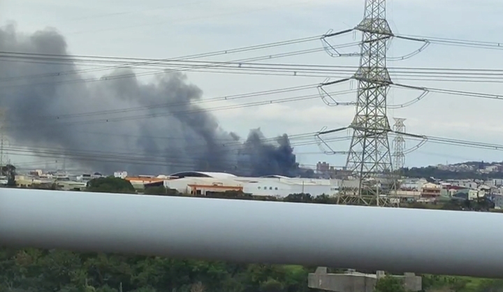 大肚冷凍倉儲火警釀９死８傷　大量濃煙往彰化飄去嚴重空污　遭開罰５００萬