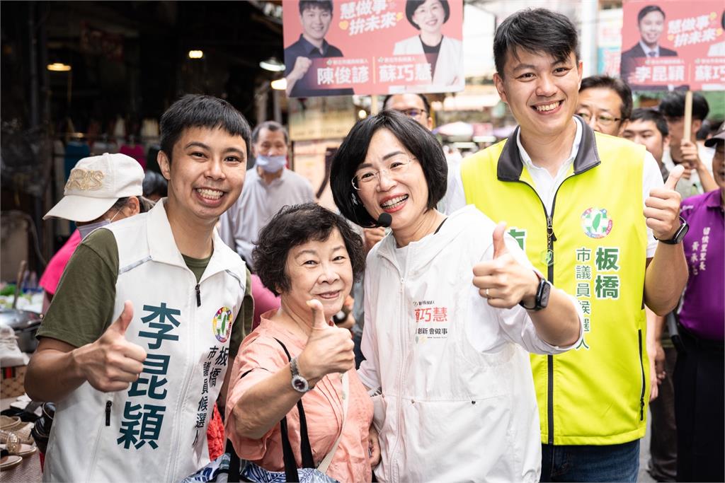 快新聞／蘇巧慧人氣爆棚！板橋市場掃街狂被比讚　攤商熱情喊：一定投妳
