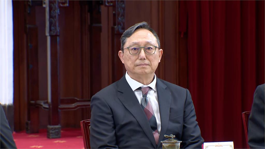 質詢司法院長被提名人 陳玉珍捧「要價300萬印尼神像」進議場