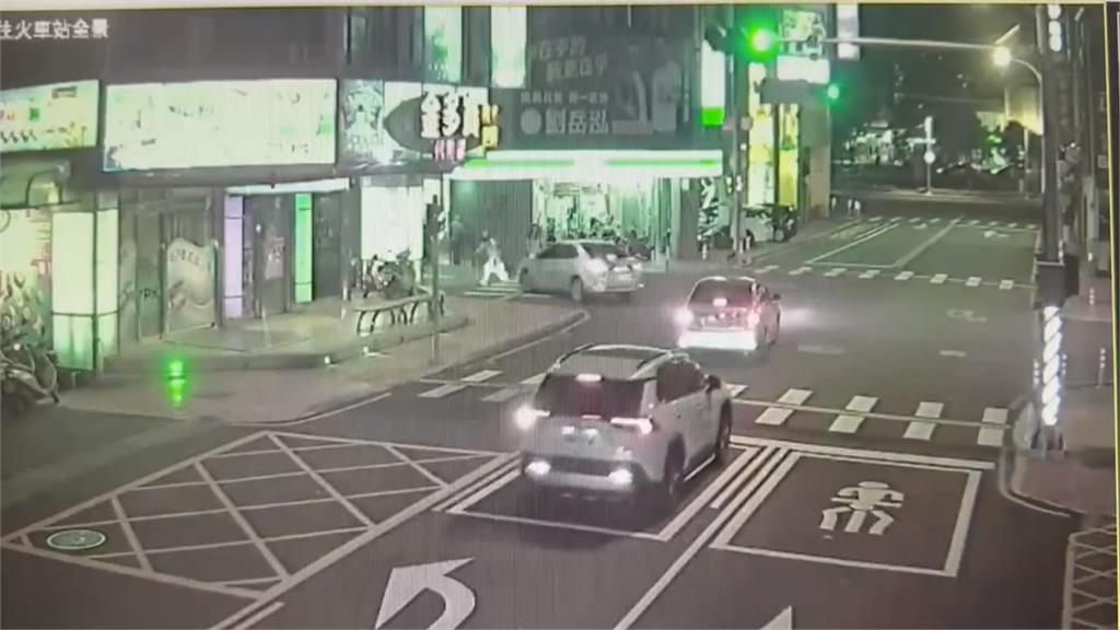 苗栗駕駛不禮讓行人　險撞學生還嗆「我轉彎耶」