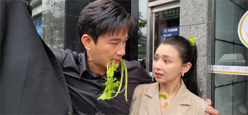 太犧牲!吳婉君拍《愛的榮耀》遭百顆水球狠砸掛彩 千金落難記!吳婉君拍《愛的榮耀》遭「100顆水球」狠砸驚傳掛彩