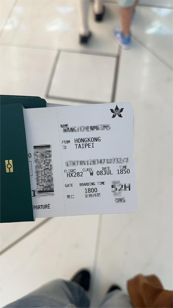獨家/飛機疑「這原因」盤旋桃機上空不降落 乘客嚇喊:真的很恐怖