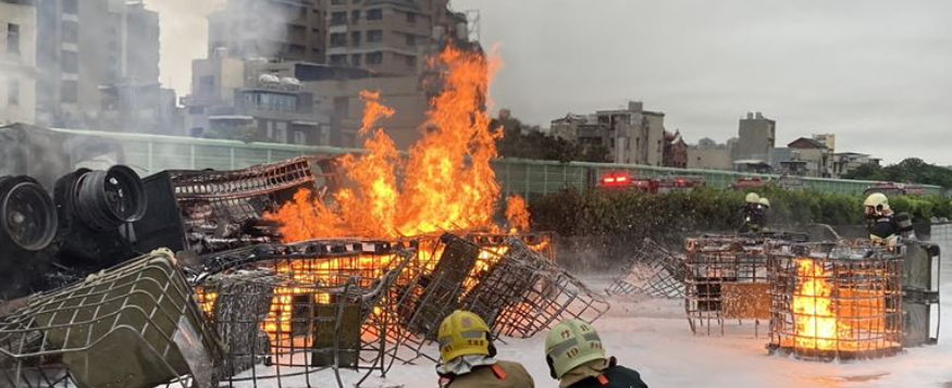 快新聞/國1北上竹北段聯結車翻覆「燒成火球」 紫爆回堵全線封閉