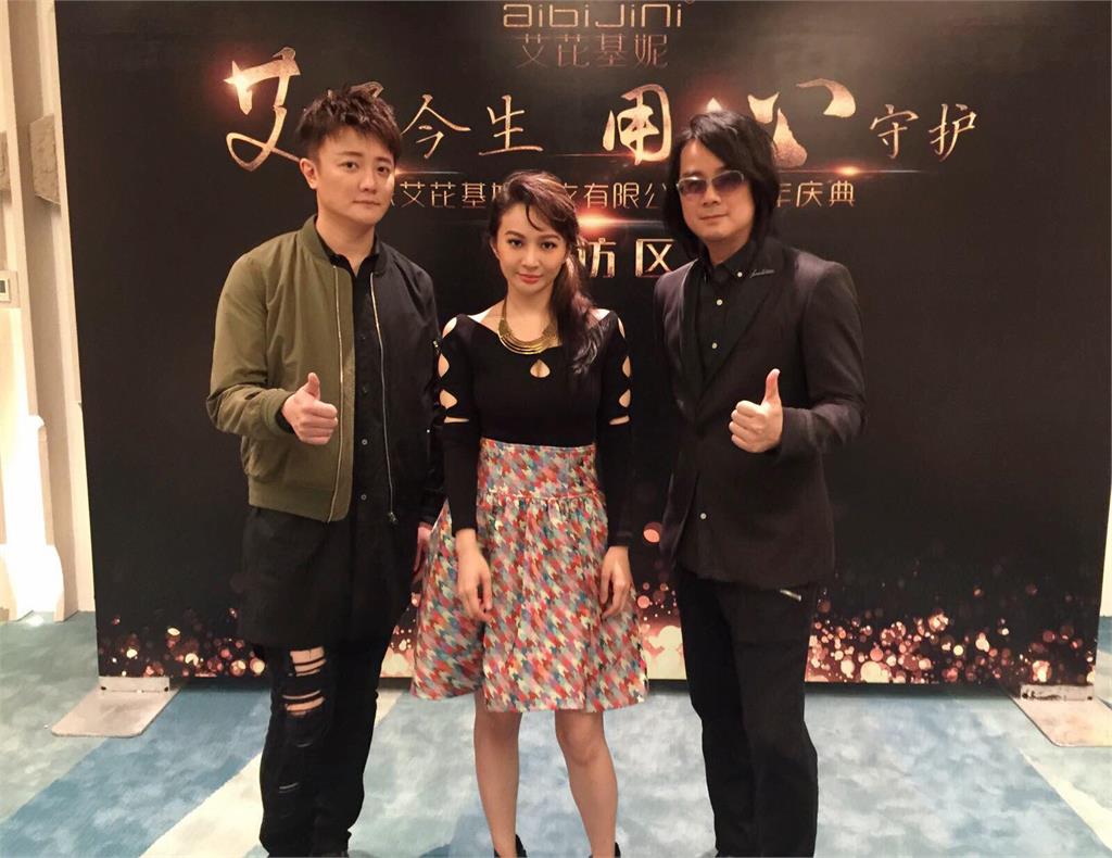 建寧老師組「飛兒樂團3.0」!網見「新成員」傻眼:是在cosplay?