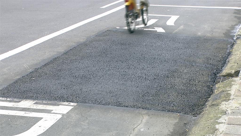 永和公車站前驚見「天坑」 疑連日豪雨掏空路基致塌陷