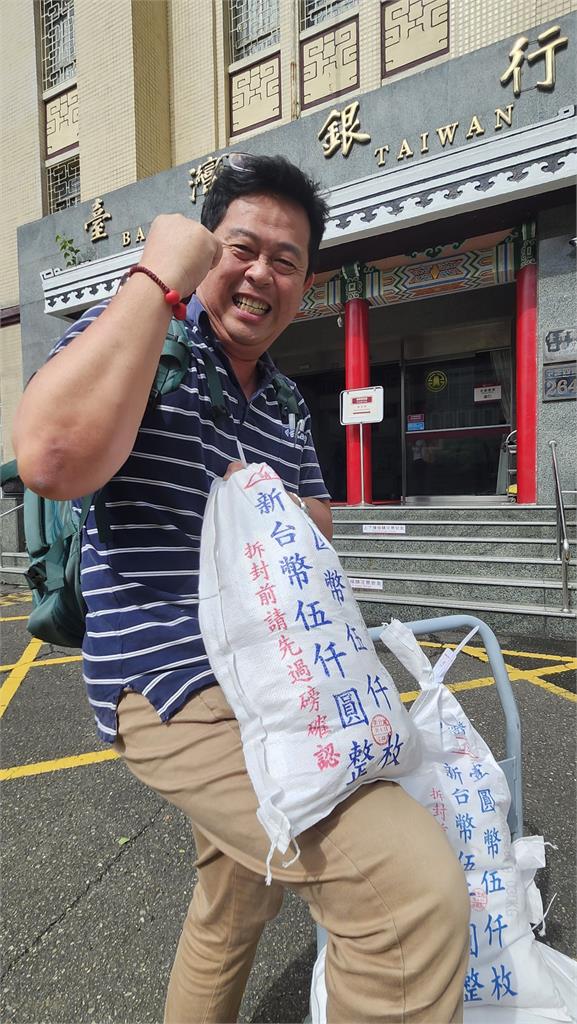 薛兆基推滿袋硬幣走出臺銀　親自製作馬年紅包吸睛亮相