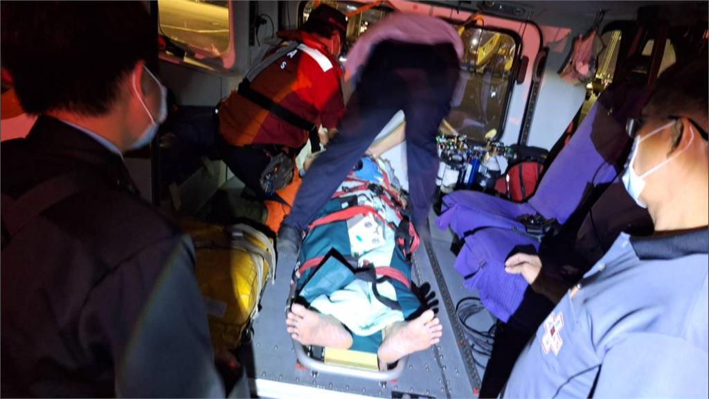 搭直升機從澎湖轉診高雄就醫　收容人突然攻擊救護員頭部
