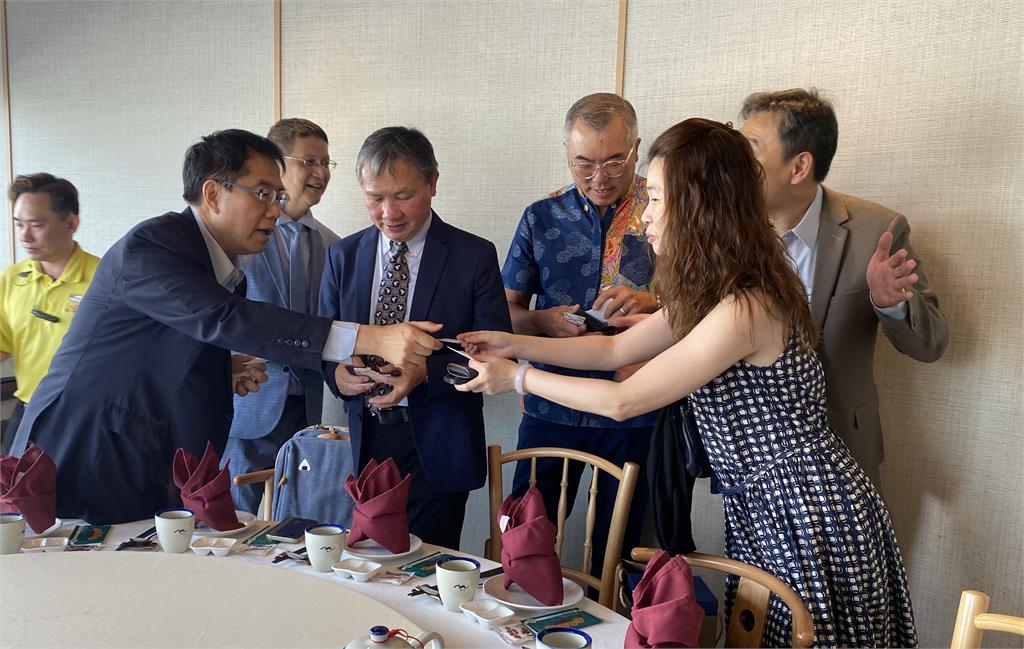 黃偉哲62歲生日快閃新加坡　忍腰傷搭廉航紅眼班機拚農產、觀光與招商