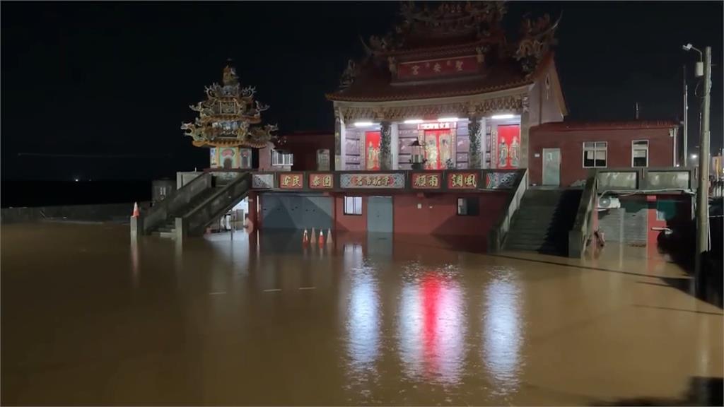 金山石門路面成河　淹水150公尺深30公分「車卡水中」