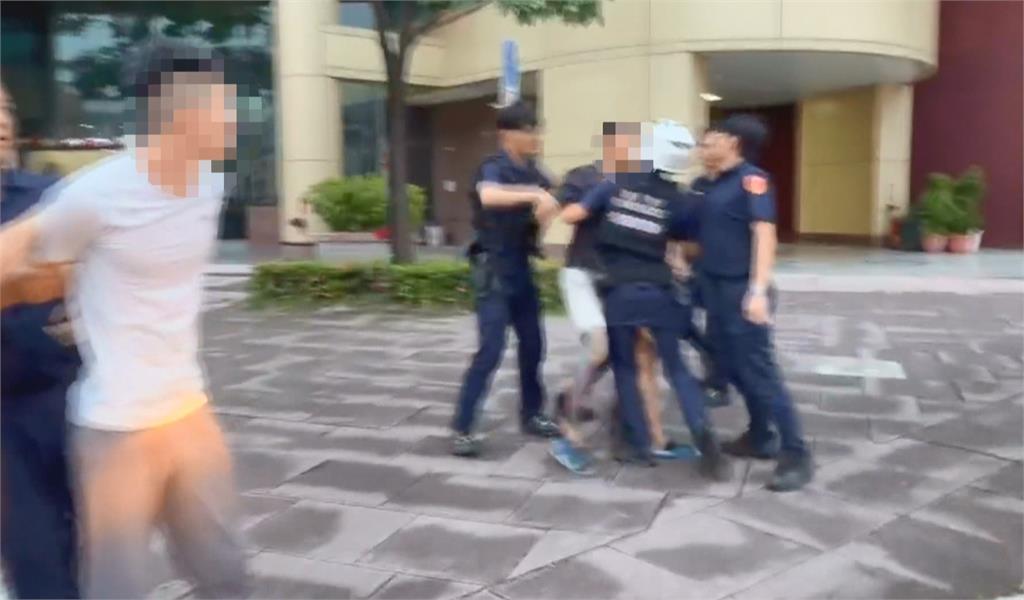 駕駛「毒酒駕」還沒繫安全帶　兩友瞎挺吼警被壓制上銬
