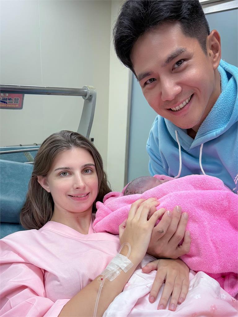 祖雄升格2寶爸「半裸抱子」照曝光!粉絲送祝福:兒女雙全湊好字