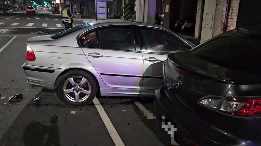 都有錯!後方直行車沒開大燈 駕駛路邊違規大迴轉被撞上