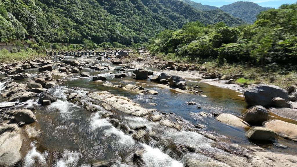 黃金再飆天價「每兩近11萬」　民眾衝員山子分洪道淘金