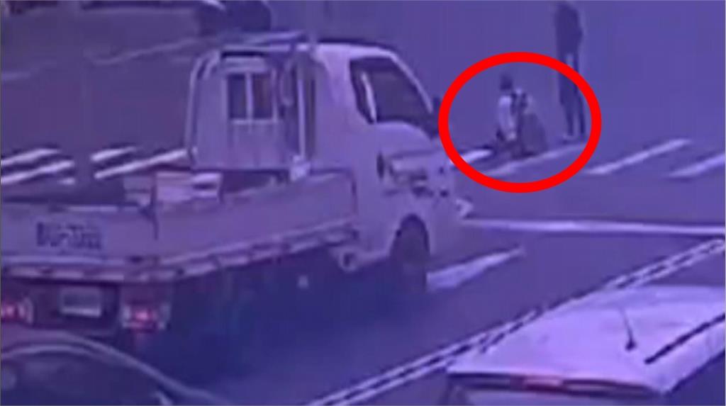 最美風景! 暖警「打橫警車」擋車流 助身障男過馬路
