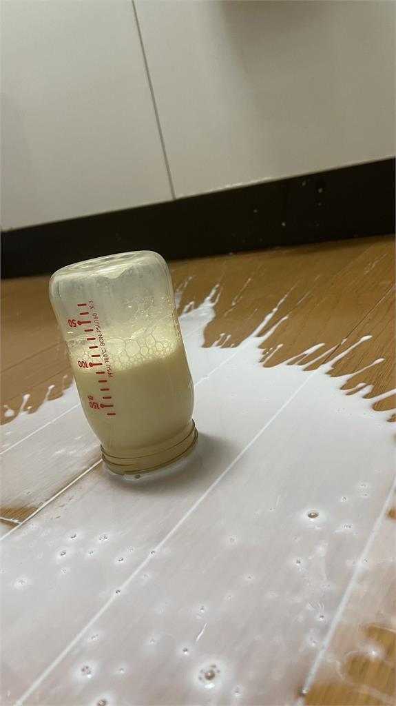 媽媽崩潰「奶瓶倒立地板」半瓶奶被封印！台灣網友超熱心分享神技能