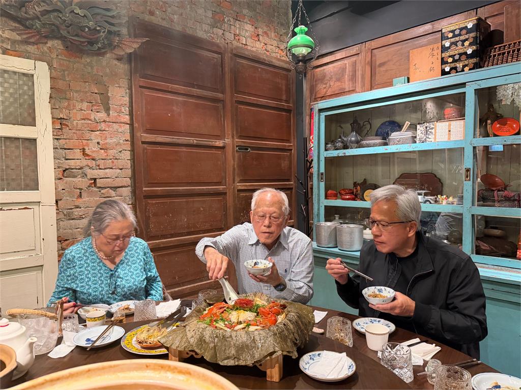「乾爹的爹」露面了！黃仁勳訪台揪爸媽吃「這餐廳」暖哭全網：畫面比財報好看