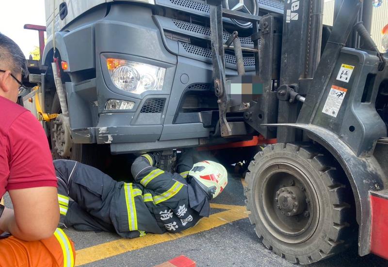 桃園大園死亡車禍！　7旬婦捲拖板車底被救出已身亡