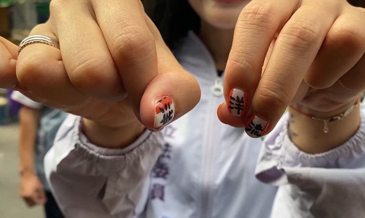 吳沛憶大秀「洋流」指甲彩繪　台中議員「女力連線」市場掃街