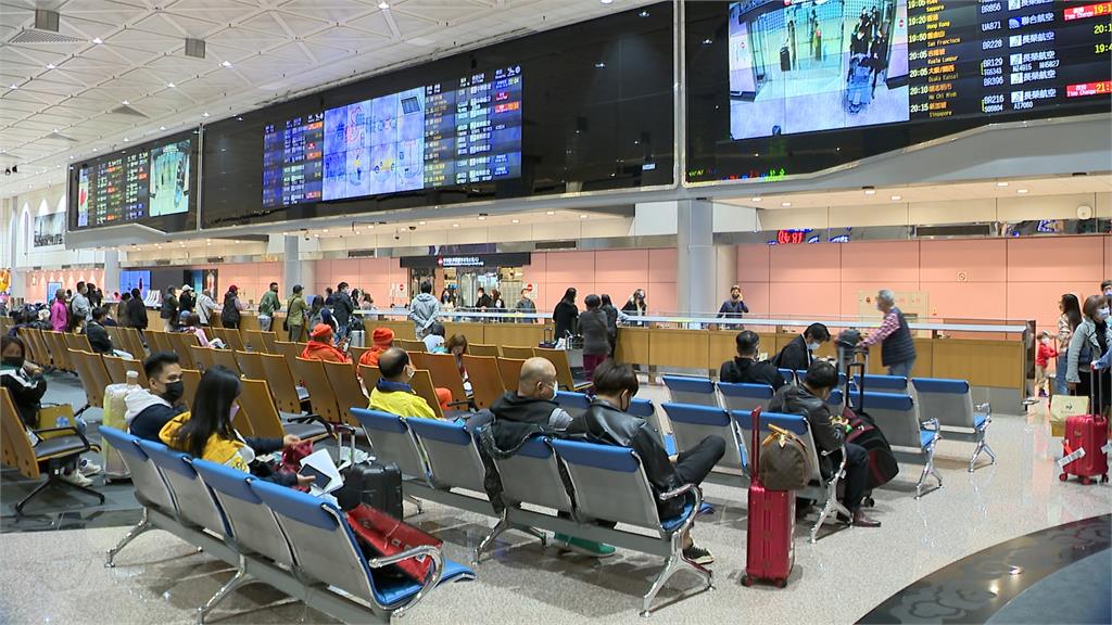 桃園機場週日迎44週年 大萌兔、舞群跳舞發巧克力與旅客同歡