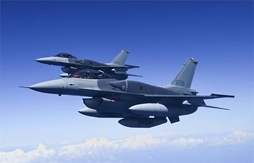 快新聞／首批F-16V抵台畫面曝光！飛抵台東志航基地　儀表盤前鋪國旗超吸睛