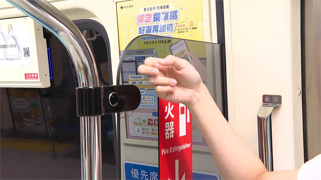 男子搭捷運靠門邊站！他怒拍照公審「自私文盲」：怎不去當警衛？被全網罵爆