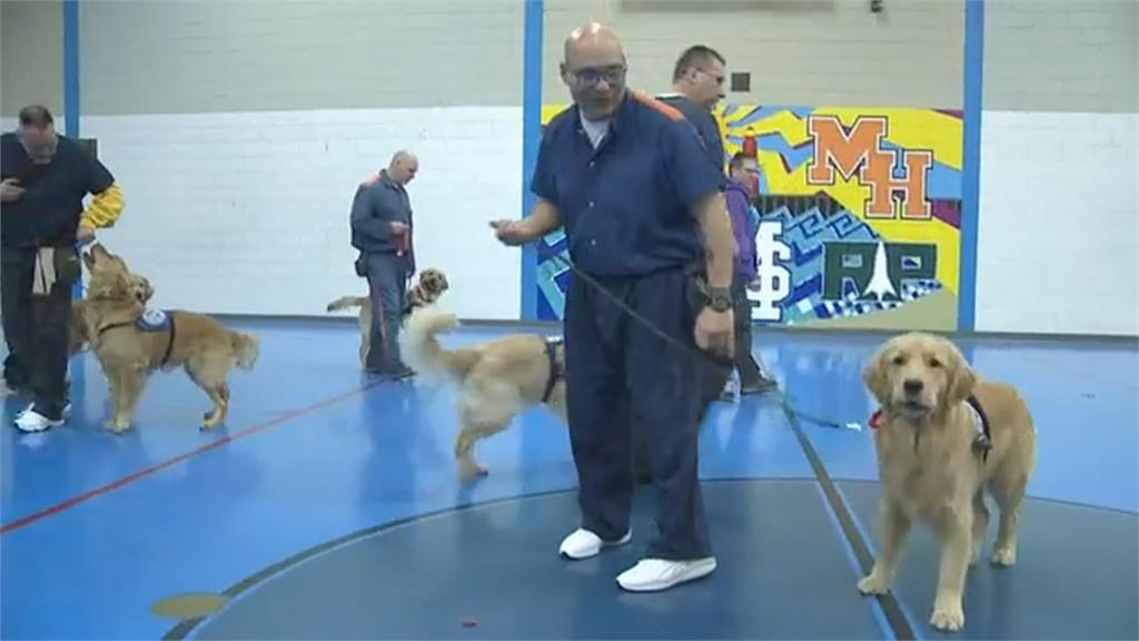 訓犬師是「他」！ //美國監獄讓受刑人訓練狗狗回饋社會
