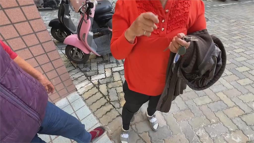 勇敢老闆娘與持刀匪對峙 男電梯內亮刀沒搶錢逃逸