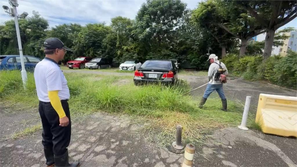 公務員扯"鬼月禁忌不除草" 彰化市長氣炸親自監督除草